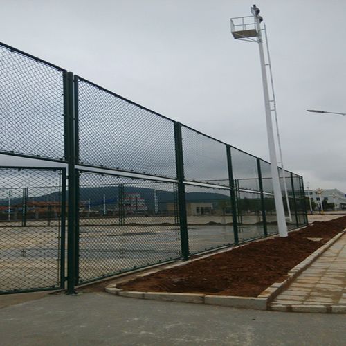 球场围网  包塑钢丝体育场围栏网 体育场设施围栏